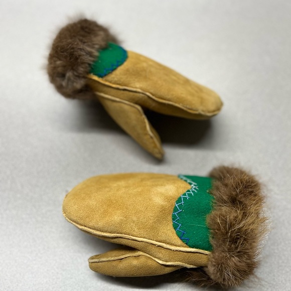 Beaver fur and Moosehide Gloves - Picture 6 of 8